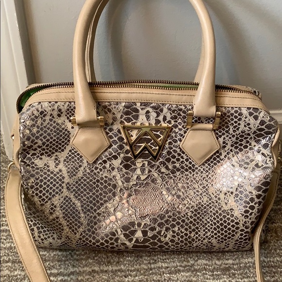 Kelly Wynne barrel crossbody bag - Picture 1 of 4